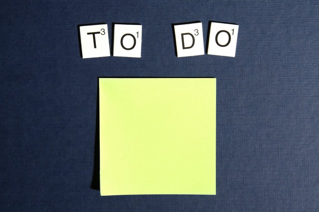 motivação no trabalho - imagem post it sob fundo negro e frase "To Do" escrita com peças dominó